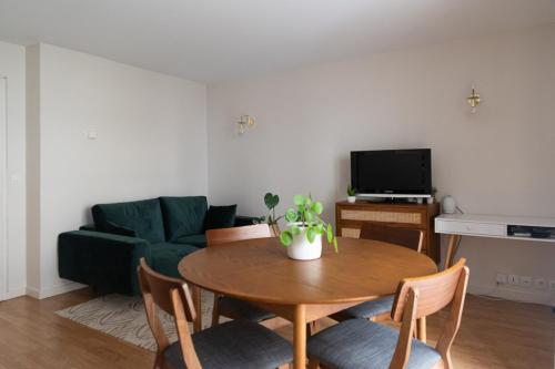 Pretty cocoon of love close to the City of Light