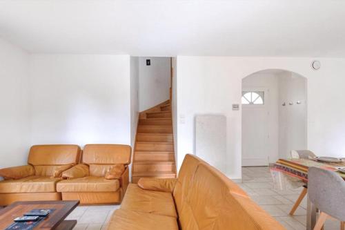 uma sala de estar com um sofá e uma mesa em Splendid family home in Toulouse em Toulouse