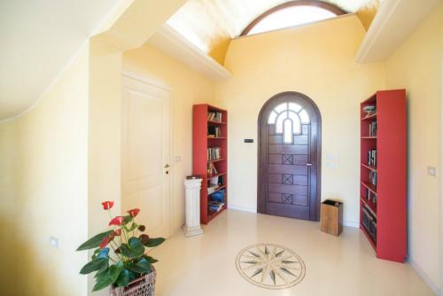 a hallway with a door and a window at Relais il Melograno in Arnesano