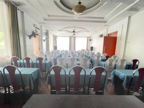 ein Konferenzraum mit blauen Tischen und Stühlen in der Unterkunft Khách sạn Phương Thuý 2 in Yen Bai