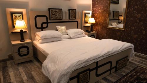 Un ou plusieurs lits dans un hébergement de l'établissement Cozy Heaven Bed & Breakfast Islamabad