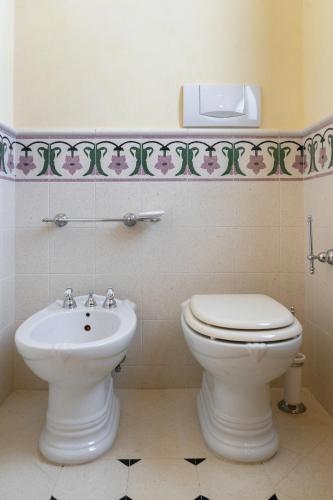 a bathroom with a toilet and a sink at Relais il Melograno in Arnesano