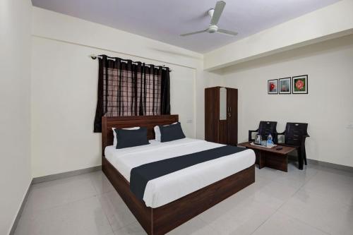 - une chambre avec un grand lit et une table dans l'établissement OYO KPC Comfort, à Bangalore