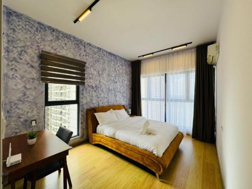 een slaapkamer met een groot bed en een bureau bij JB Country Garden J Agape Homestay 2308-9A in Johor Bahru