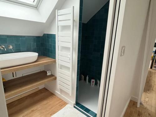 une salle de bain avec un lavabo et une douche en verre dans l'établissement Maison familiale au calme, à Lorient