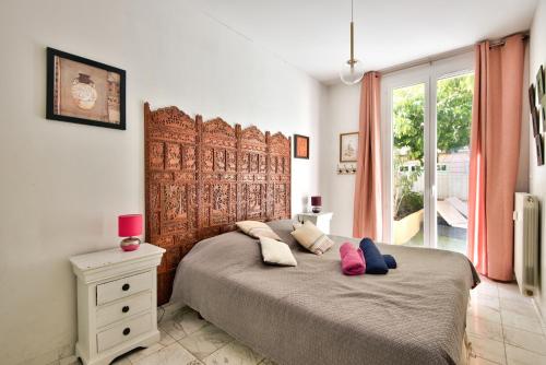 ニースにあるla palais osiris Nice centre jardin wifi clim parkingのベッドルーム1室(枕2つ付)