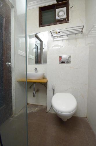 a bathroom with a toilet and a sink at Umed in Jodhpur
