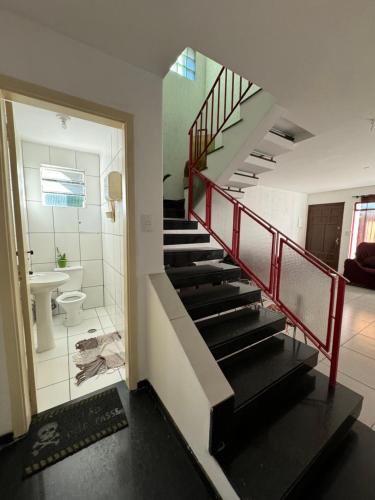 een trap in een kamer met een badkamer en een toilet bij Quarto privativo com ótima localização in Sao Paulo