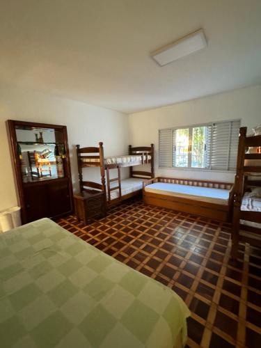een slaapkamer met 2 stapelbedden en 2 ramen bij Quarto privativo com ótima localização in Sao Paulo