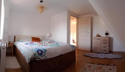 ein Schlafzimmer mit einem Bett und einer Kommode darin in der Unterkunft Pod 20 in Jelenia Góra