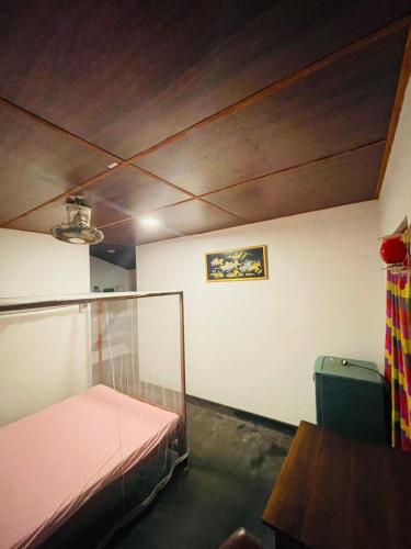 a room with a bed and a table in it at Rivinu Place Arugambay in Arugam Bay