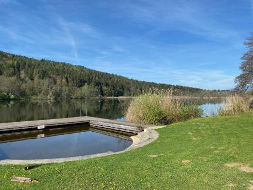 un pequeño estanque en medio de un lago en Ferienwohnung Seeluft, en Keutschach am See