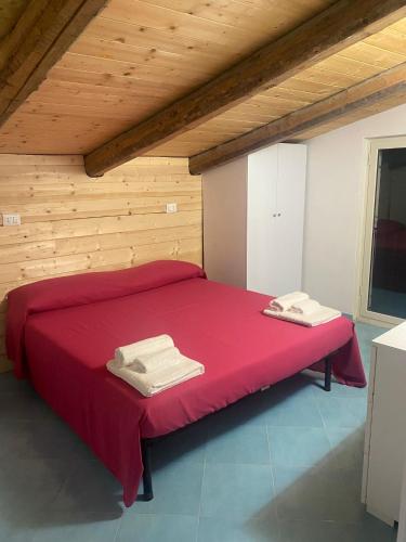 カメロータにあるLa casa di AN e SOのベッドルーム1室(屋根裏部屋に赤いベッド1台付)