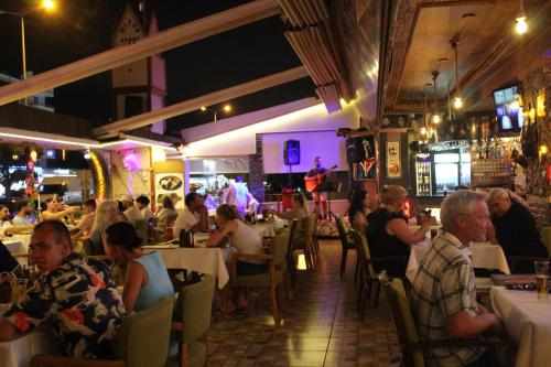 Restoran atau tempat lain untuk makan di MiTOS APART OTEL