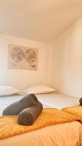 une chambre avec deux lits et un tableau au mur dans l'établissement Le Duplexe Chaleureux T3, à Montauban