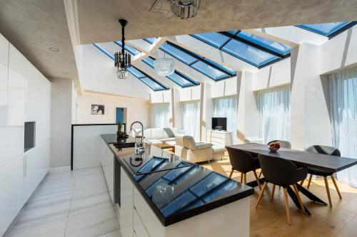索佐波爾的住宿－The LODGE Summer Apartments Sozopol，带天窗的厨房和用餐室