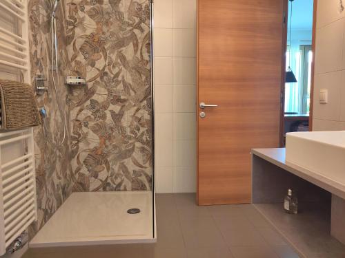 eine Dusche mit Glastür im Bad in der Unterkunft Apartment Matthäus in Tscherms