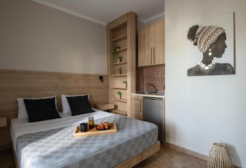 Un dormitorio con una cama con una bandeja de fruta. en StayInn Luxury Apartments, en Nea Kalikratia
