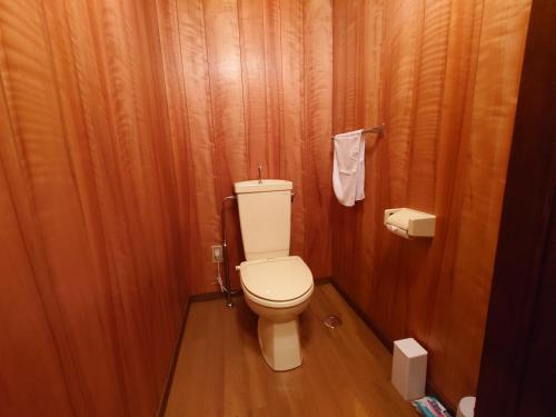 高山市にある高山ステイ 杜若 かきつばたの木製の壁のバスルーム(トイレ付)
