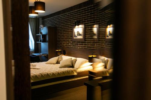 ein Schlafzimmer mit einem Bett und einer Ziegelwand in der Unterkunft Penzion U Kubesa - Adults only in Kroměříž