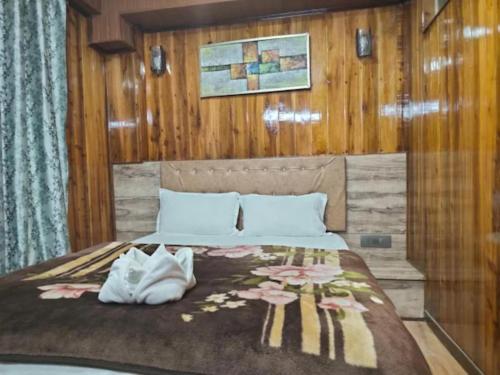 um quarto com uma cama e uma parede de madeira em Hotel Olive Branch Darjeeling Near Mall Road - Excellent Customer Service - Parking Facilities - Best Seller em Darjeeling