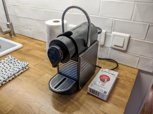 une cafetière posée sur un comptoir dans une cuisine dans l'établissement Ô plaisir des sens * Jardin * Parking * Plain-pied, à Orléans