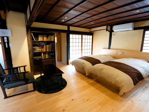 Postel nebo postele na pokoji v ubytování Tetsu-juro former Ogunis residence , Himeji Castles back parlor-like"400-year-old inn"