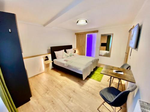 um quarto com uma cama, uma mesa e cadeiras em Rieder Stubn em Ried im Oberinntal