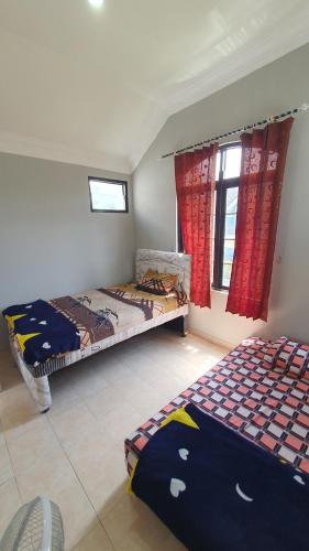 - une chambre avec 2 lits et une fenêtre dans l'établissement Villa Panda N Kota Bunga Puncak, à Cikundul