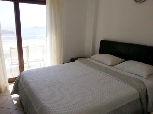 En eller flere senge i et værelse på Seaview (Sunset & Greek-Islands) Luxury Apartment