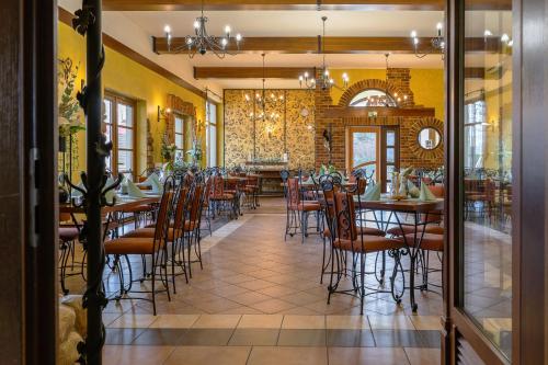 a dining room with tables and chairs in a restaurant at Złota Jesień Restauracja i Noclegi nad jeziorem in Kartuzy