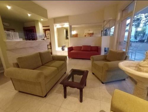 テルマス・デ・リオ・オンドにあるHOTEL INTI YACUのリビングルーム(ソファ2台、テーブル付)