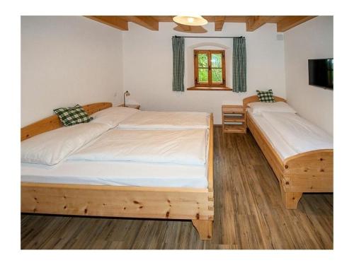 2 camas individuais num quarto com uma janela em Infanglalm "Traunsee" em Neukirchen