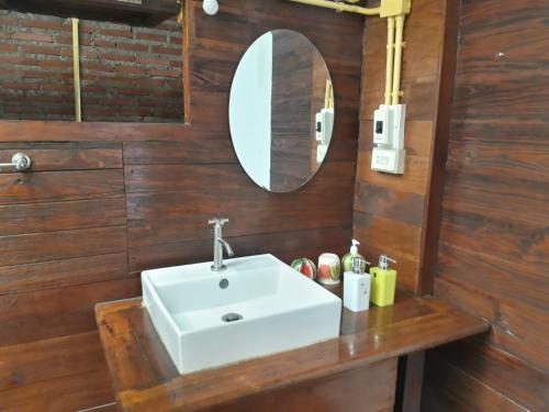 a bathroom with a sink and a mirror at ทุ่งยั้งเฮ้าส์ in Uttaradit