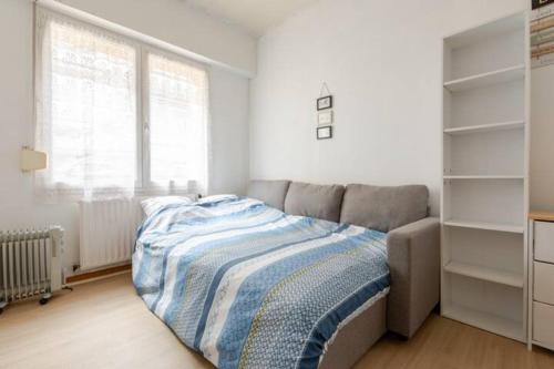 une chambre avec un lit et une grande fenêtre dans l'établissement ++++ CENTRAL STUDIO RENOVE 200 m plage et 300 m de la rue piétonne ++++, à Berck-sur-Mer