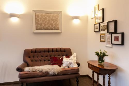 a living room with a brown couch and a table at Ferienhaus Meixner in Riedenburg