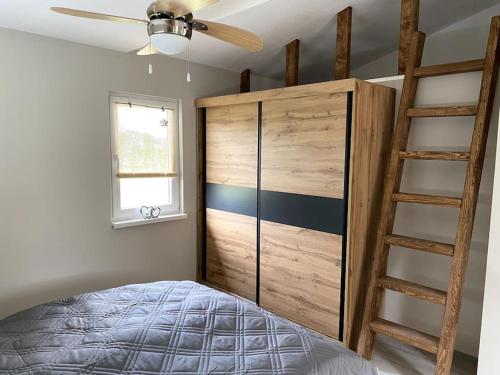 Un dormitorio con una litera y una escalera. en House sunlight, en Vranino
