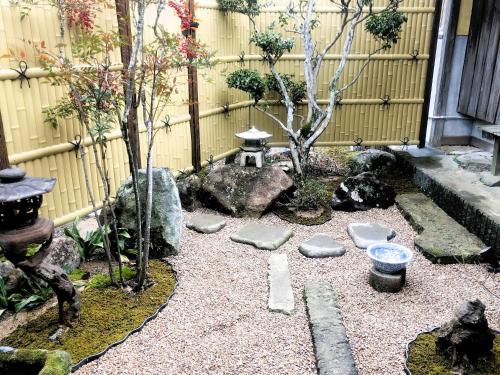Ein Garten an der Unterkunft Tetsu-juro former Ogunis residence , Himeji Castles back parlor-like"400-year-old inn"