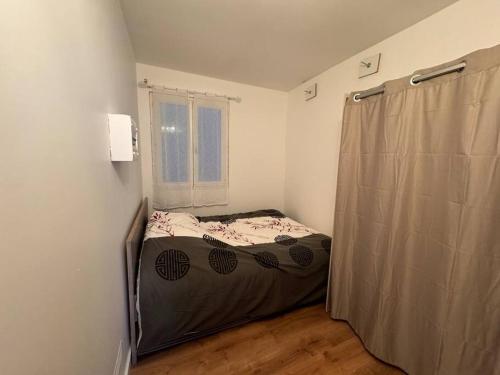 une petite chambre avec un lit et une fenêtre dans l'établissement Le singulier, à Sète
