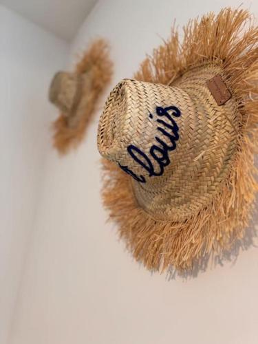 Un chapeau de santa avec le mot fureur écrit sur lui dans l'établissement Le singulier, à Sète