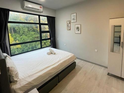 a bedroom with a bed and a large window at DREAM STAY JESSELTON QUAY SABAH 亚庇星旅a in Kota Kinabalu