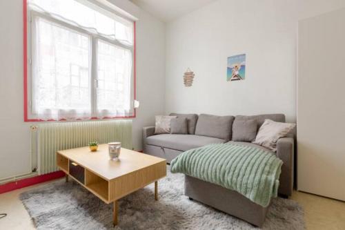 ein Wohnzimmer mit einem Sofa und einem Couchtisch in der Unterkunft ++++ CENTRAL charmant 70m2 avec balcon, mer à 200 m et rue piétonne à 300 m ++++ in Berck-sur-Mer