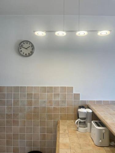 une salle de bains avec une horloge sur le mur et deux toilettes dans l'établissement Superbe 2P proche plages - Piscine, à Juan-les-Pins