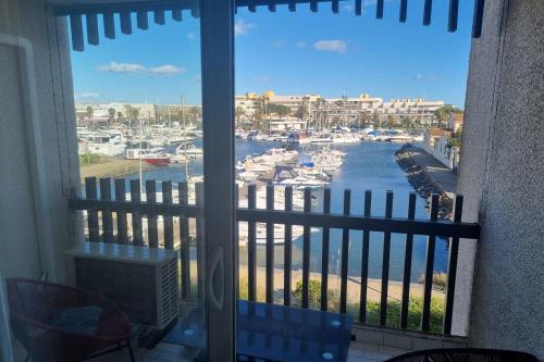 Elle offre une vue sur le port de plaisance depuis sa fenêtre. dans l'établissement Naturiste Cap d'Agde Port Vénus 211, au Cap d'Agde