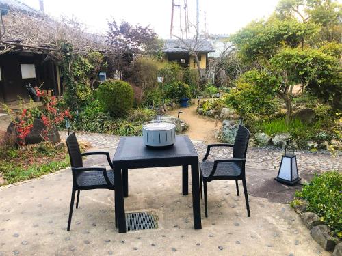 Ein Garten an der Unterkunft Tetsu-juro former Ogunis residence , Himeji Castles back parlor-like"400-year-old inn"