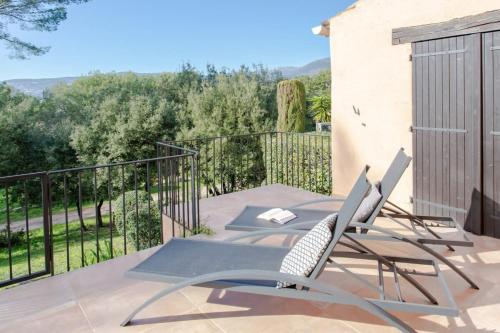 En balkon eller terrasse på Cottage Grasse furnished house