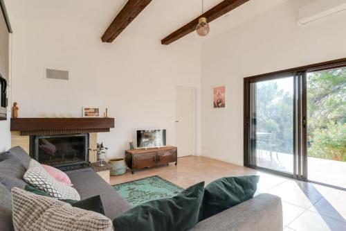 sala de estar con sofá y chimenea en Cottage Grasse furnished house, en Grasse