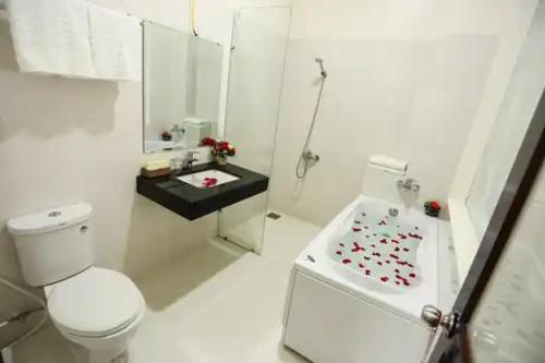 Ένα μπάνιο στο Queen Hotel NT - by BAY LUXURY