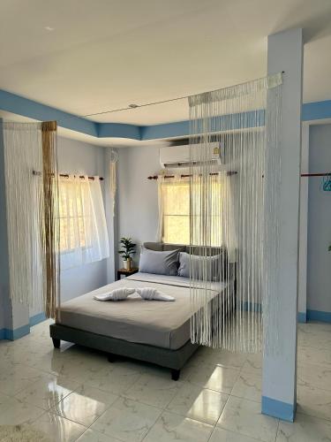 מיטה או מיטות בחדר ב-Blue sea house
