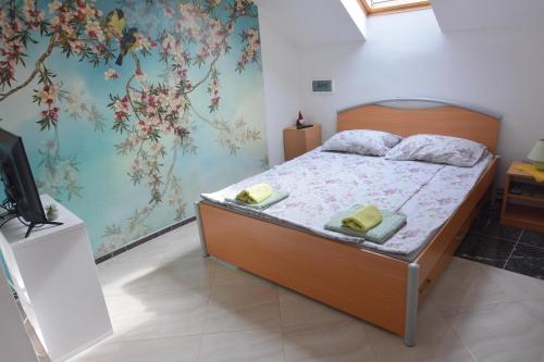 Vrnjačka BanjaにあるApartman Kaćaのベッドとテレビのある寝室
